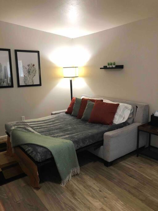Desert Chic - 2 Bed With Yard Apartamento