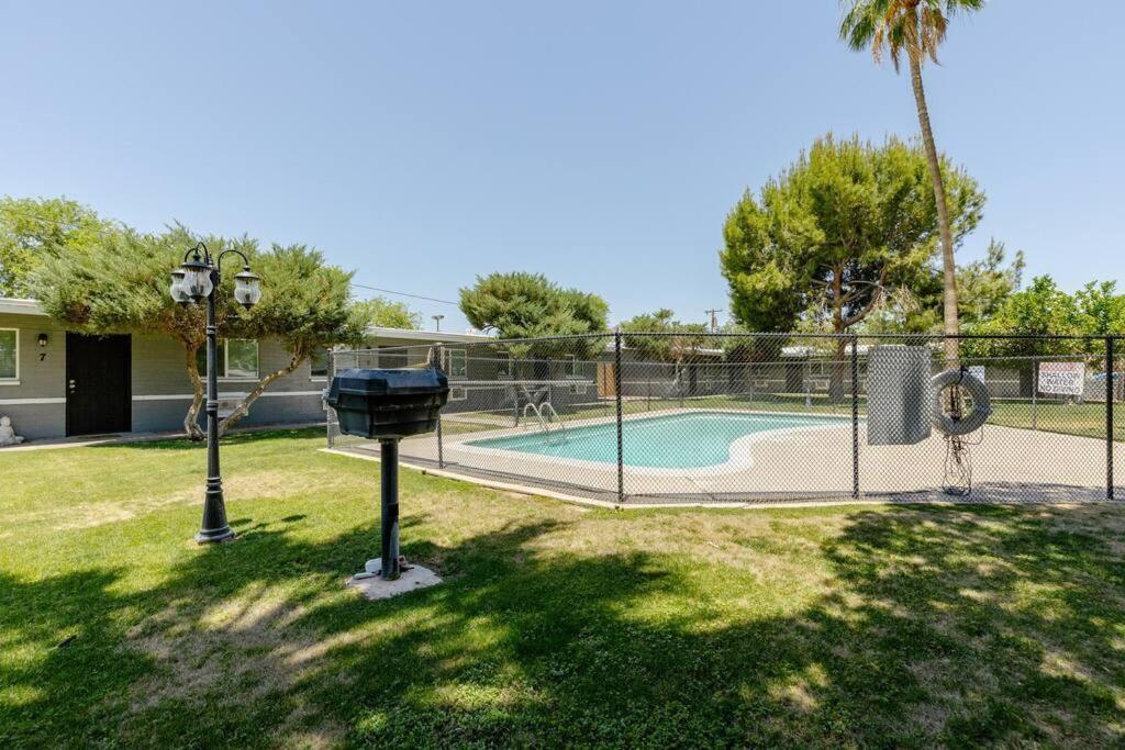 Desert Chic - 2 Bed With Yard Apartamento *