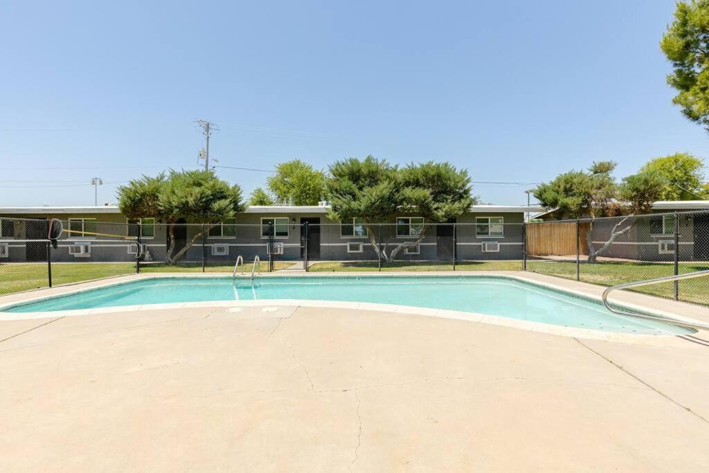 Desert Chic - 2 Bed With Yard Apartamento *
